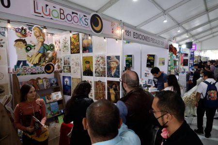 Foto de 15 de octubre de 2023, Ciudad de México, México: Visitantes de la XXIII Feria Internacional del Libro de Zócalo en el Zócalo en la Ciudad de México - Imagen libre de derechos