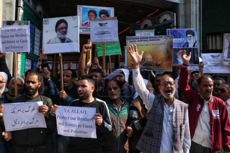 Foto de 13 de octubre de 2023, Srinagar Cachemira, India: Los musulmanes chiítas cachemires gritan consignas y llevan pancartas mientras participan en una protesta contra Israel, en Budgam, a unos 16 km de Srinagar. Decenas de musulmanes chiítas cachemires se reunieron después de la culminación - Imagen libre de derechos