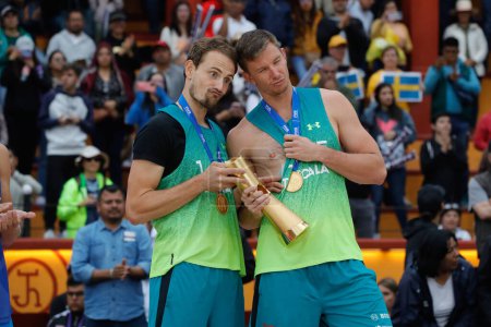 Téléchargez les photos : 15 octobre 2023, Tlaxcala, Mexique : Le médaillé d'or Ondrej Perusic et David Schweiner de Tchéquie soulèvent leur trophée de vainqueur lors de la cérémonie de remise des médailles pour la finale du Championnat du monde masculin de volleyball de plage - en image libre de droit