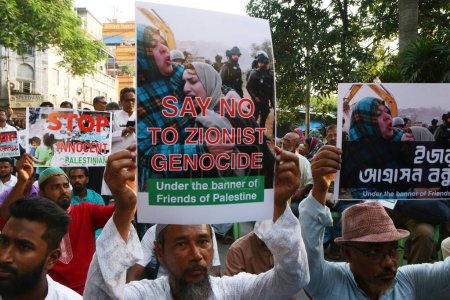 Foto de 13 de octubre de 2023, Kolkata City, India: Manifestantes indios sostienen pancarta con varios mensajes durante una protesta contra Israel y exigen que se detenga la guerra en Gaza - Imagen libre de derechos