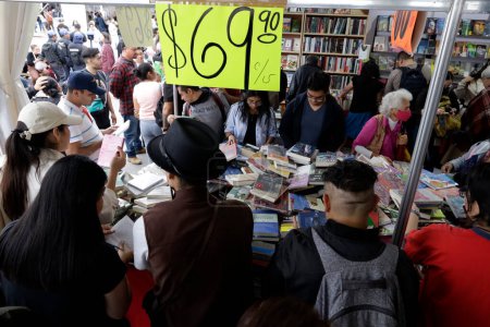 Foto de 15 de octubre de 2023, Ciudad de México, México: Visitantes de la XXIII Feria Internacional del Libro de Zócalo en el Zócalo en la Ciudad de México - Imagen libre de derechos