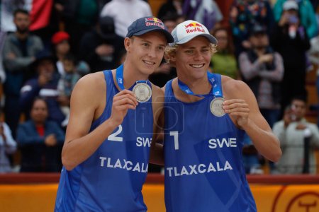 Téléchargez les photos : 15 octobre 2023, Tlaxcala, Mexique : Le médaillé d'argent David hman et Jonatan Hellvig de Suède posent lors de la cérémonie de remise des médailles pour la finale du Championnat du monde de volleyball de plage masculin - en image libre de droit