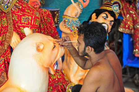 Téléchargez les photos : 16 octobre 2023 Sylhet, Bangladesh : SAGOR PAUL, artiste idolâtre prometteur, colore la sculpture d'une divinité hindoue en préparation du prochain Festival Durga Puja 2023 à Sylhet, Bangladesh - en image libre de droit