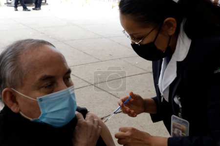 Téléchargez les photos : 16 octobre 2023, Mexico, Mexique : Les citoyens sont vaccinés au début de la campagne nationale de vaccination contre la grippe et Covid dans le module de vaccination du Monument à la Révolution à Mexico - en image libre de droit