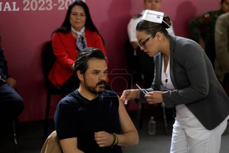 Téléchargez les photos : 16 octobre 2023, Mexico, Mexique : La directrice de l'Institut mexicain de la sécurité sociale, Zoe Robledo, est vaccinée contre la grippe et Covid au début de la campagne nationale de vaccination contre la grippe et Covid dans la vaccination - en image libre de droit