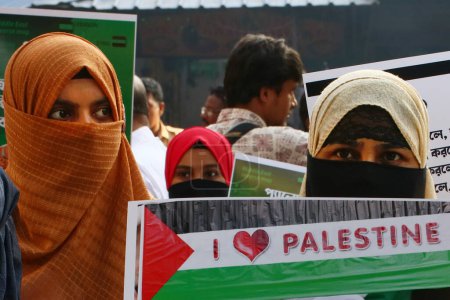 Foto de 13 de octubre de 2023, Kolkata City, India: Mujeres musulmanas indias sostienen un cartel con varios mensajes durante una protesta contra Israel y exigen que se detenga la guerra en Gaza - Imagen libre de derechos