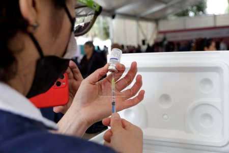 Téléchargez les photos : 16 octobre 2023, Mexico, Mexique : Le personnel de santé de l'Institut mexicain de la sécurité sociale et des forces armées prépare les vaccins contre la grippe et contre Covid au début de la campagne nationale de vaccination - en image libre de droit