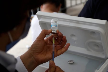 Téléchargez les photos : 16 octobre 2023, Mexico, Mexique : Le personnel de santé de l'Institut mexicain de la sécurité sociale et des forces armées prépare les vaccins contre la grippe et contre Covid au début de la campagne nationale de vaccination - en image libre de droit