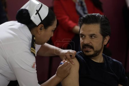 Téléchargez les photos : 16 octobre 2023, Mexico, Mexique : La directrice de l'Institut mexicain de la sécurité sociale, Zoe Robledo, est vaccinée contre la grippe et Covid au début de la campagne nationale de vaccination contre la grippe et Covid dans la vaccination - en image libre de droit