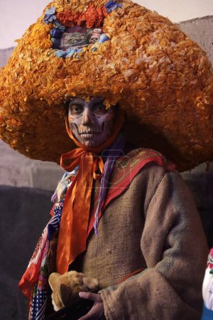 Téléchargez les photos : 16 octobre 2023, Mexico, Mexique : Des personnes qualifiées de mort, de catrinas et de catrines lors de l'annonce des activités de la Journée des Morts lors de la conférence de presse au Musée de Mexico à Mexico - en image libre de droit