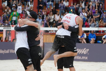 Téléchargez les photos : 15 octobre 2023, Tlaxcala, Mexique : Bartosz Losiak (MD) et Michal Bryl, de Pologne, célèbrent leur victoire lors du match pour la médaille de bronze du Championnat du monde de volleyball de plage masculin entre les États-Unis et le POland - en image libre de droit