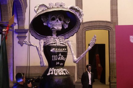 Téléchargez les photos : 16 octobre 2023, Mexico, Mexique : Des personnes qualifiées de mort, de catrinas et de catrines lors de l'annonce des activités de la Journée des Morts lors de la conférence de presse au Musée de Mexico à Mexico - en image libre de droit