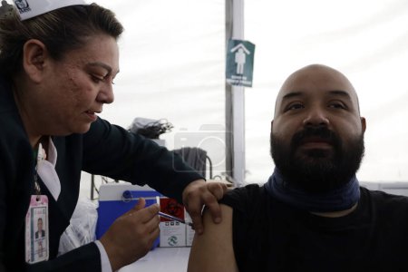 Téléchargez les photos : 16 octobre 2023, Mexico, Mexique : Les citoyens sont vaccinés au début de la campagne nationale de vaccination contre la grippe et Covid dans le module de vaccination du Monument à la Révolution à Mexico - en image libre de droit