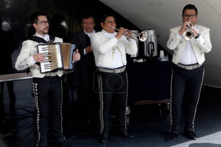 Téléchargez les photos : 17 octobre 2023, Mexico, Mexique : Musiciens membres d'un groupe musical emblématique de l'État de Jalisco lors d'une conférence de presse du gouvernement de l'État de Jalisco au Sénat de Mexico - en image libre de droit