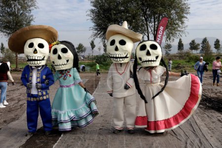 Téléchargez les photos : 19 octobre 2023, Mexico, Mexique : Des gens se caractérisent par la mort dans les champs de fleurs de cempasuchil dans le cadre de la fête de la Journée des Morts à l'ejido à San Gregorio Atlapulco dans le bureau du maire de Xochimilco à Mexico - en image libre de droit