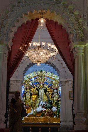 Téléchargez les photos : 19 octobre 2023, ville de Kolkata, Inde : Un dévot est vu devant la déesse hindoue Durga dans le cadre des célébrations du festival Durga Puja - en image libre de droit