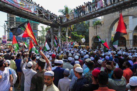 Foto de 20 de octubre de 2023, Sylhet, Bangladesh: El imán nacional de Bangladesh, Somiti Sylhet Metropolitan, realiza hoy mítines, procesiones y marchas de protesta después de que las oraciones de Zuma en la zona de los tribunales expresen su oposición a la violencia contra los palestinos - Imagen libre de derechos