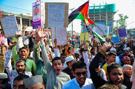 Foto de 20 de octubre de 2023, Sylhet, Bangladesh: El imán nacional de Bangladesh, Somiti Sylhet Metropolitan, realiza hoy mítines, procesiones y marchas de protesta después de que las oraciones de Zuma en la zona de los tribunales expresen su oposición a la violencia contra los palestinos - Imagen libre de derechos