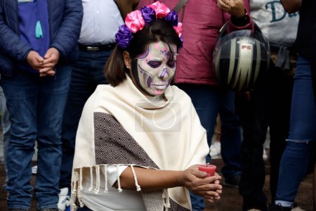 Téléchargez les photos : 19 octobre 2023, Mexico, Mexique : Columba Lopez, chef de la Commission des ressources naturelles et du développement rural de Mexico, inaugure la saison des ventes de fleurs pour la fête des morts lors d'une cérémonie à San Gregorio Atlapulco - en image libre de droit