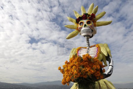 Photo for October 19, 2023, Mexico City, Mexico: Figures of death installed in the fields of cempasuchil flowers within the framework of the Day of the Dead festivity in the ejido in San Gregorio Atlapulco in the Xochimilco mayor's office in Mexico City - Royalty Free Image