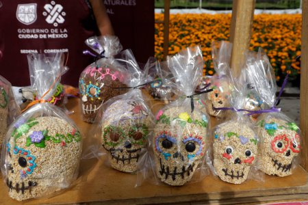 Téléchargez les photos : 19 octobre 2023, Mexico, Mexique : Un producteur d'amarante vend des crânes d'amarante dans les champs de fleurs de Cempasuchil dans le cadre de la fête de la Journée des Morts à l'ejido de San Gregorio Atlapulco dans le bureau du maire de Xochimilco - en image libre de droit