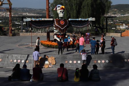 Foto de 20 de octubre de 2023 en Atlixco, México: Una monumental Catrina que fue instalada como parte de la celebración del Día de los Muertos, se ve en la plaza principal en el municipio de Atlixco - Imagen libre de derechos