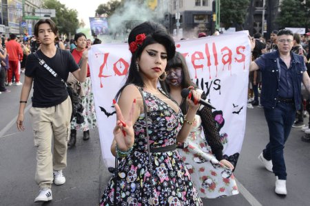 Téléchargez les photos : 21 octobre 2023, Mexico, Mexique : Une participante déguisée en Amy Winehouse participe à la marche annuelle des zombies au centre-ville de Mexico - en image libre de droit
