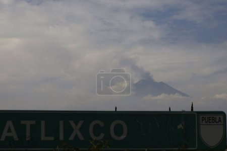 Téléchargez les photos : 20 octobre 2023, État de Puebla, Mexique : Le volcan Popocatepetl vu de la municipalité d'Atlixco dans l'État de Puebla - en image libre de droit