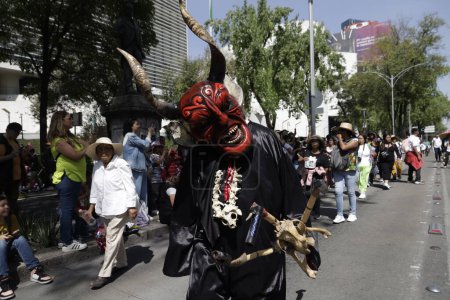Foto de 21 de octubre de 2023, Ciudad de México, México: Bailarines y músicos participan en el XV Desfile Monumental de Alebrijes a lo largo de la Avenida Reforma ante cientos de espectadores en la Ciudad de México - Imagen libre de derechos
