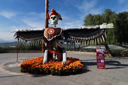 Téléchargez les photos : 20 octobre 2023 à Atlixco, Mexique : Un monumental Catrina qui a été installé dans le cadre de la célébration de la Journée des Morts, est vu sur la place principale de la municipalité d'Atlixco - en image libre de droit