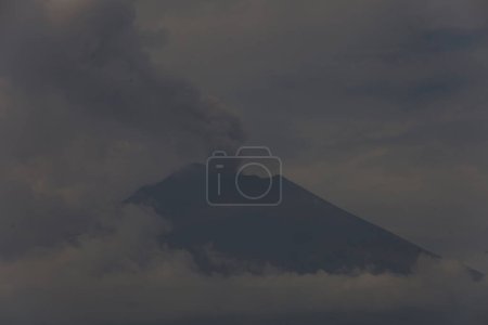 Foto de 20 de octubre de 2023, Estado de Puebla, México: El volcán Popocatepetl visto desde el municipio de Atlixco en el estado de Puebla - Imagen libre de derechos