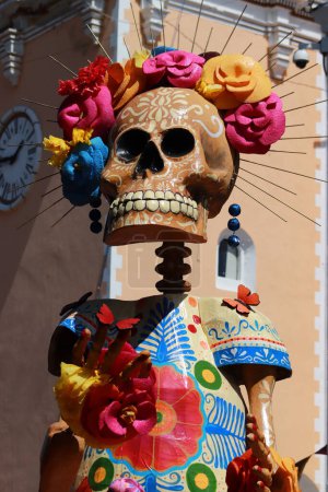Foto de 20 de octubre de 2023 en Atlixco, México: Una monumental Catrina que fue instalada como parte de la celebración del Día de los Muertos, se ve en la plaza principal en el municipio de Atlixco - Imagen libre de derechos