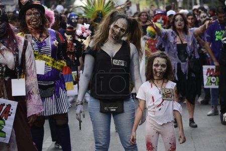 Foto de 21 de octubre de 2023, Ciudad de México, México: Participantes disfrazados de Zombies participan durante la Caminata Anual de Zombies en el centro de la Ciudad de México - Imagen libre de derechos
