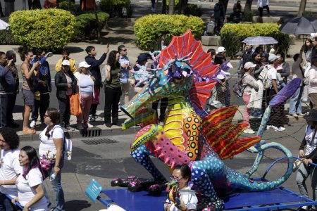 Foto de 21 de octubre de 2023, Ciudad de México, México: El XV Desfile Monumental de Alebrijes corre por la Avenida Reforma ante cientos de espectadores en la Ciudad de México - Imagen libre de derechos