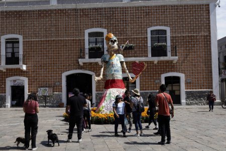 Foto de 20 de octubre de 2023, Estado de Puebla, México: Catrinas monumentales con varias representaciones de personajes adornan campos y lugares en el municipio de Atlixco en el estado de Puebla - Imagen libre de derechos