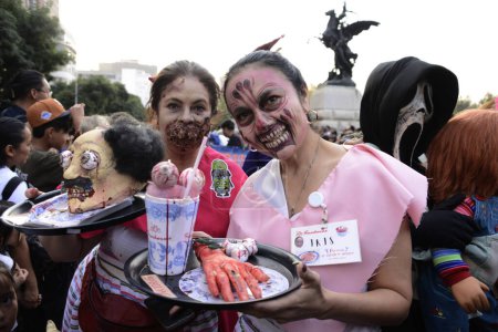Téléchargez les photos : 21 octobre 2023, Mexico, Mexique : Des participants déguisés en zombies prennent part à la Marche annuelle des zombies au centre-ville de Mexico - en image libre de droit