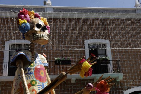 Téléchargez les photos : 20 octobre 2023, État de Puebla, Mexique : Des catrinas monumentales avec diverses représentations de personnages ornent les champs et les lieux de la municipalité d'Atlixco dans l'État de Puebla - en image libre de droit