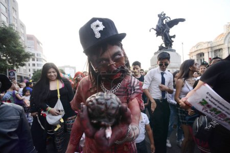 Foto de 21 de octubre de 2023, Ciudad de México, México: Un participante disfrazado de Peso Pluma Zombie participa durante la Caminata Anual de Zombies en el centro de la Ciudad de México - Imagen libre de derechos