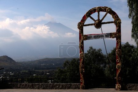 Téléchargez les photos : 20 octobre 2023, État de Puebla, Mexique : Le volcan Popocatepetl vu de la municipalité d'Atlixco dans l'État de Puebla - en image libre de droit