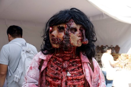 Foto de 21 de octubre de 2023, Ciudad de México, México: Cientos de personas vestidas de zombis participan en la marcha de zombis en la Ciudad de México - Imagen libre de derechos