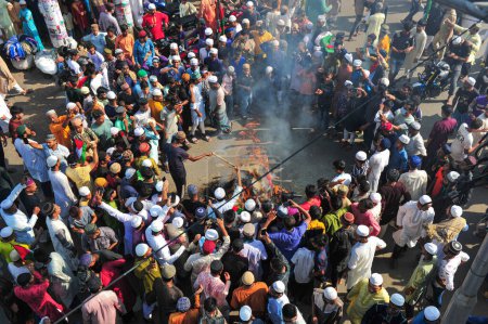Téléchargez les photos : 20 octobre 2023, Sylhet, Bangladesh : L'imam national du Bangladesh Somiti Sylhet Des rassemblements, des processions et des marches de protestation ont lieu aujourd'hui après les prières de Zuma dans la zone du tribunal exprimant son opposition à la violence contre les Palestiniens - en image libre de droit