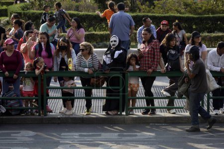 Téléchargez les photos : 21 octobre 2023, Mexico, Mexique : Des centaines de personnes déguisées en zombies participent à la marche des zombies à Mexico - en image libre de droit