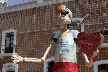Téléchargez les photos : 20 octobre 2023, État de Puebla, Mexique : Des catrinas monumentales avec diverses représentations de personnages ornent les champs et les lieux de la municipalité d'Atlixco dans l'État de Puebla - en image libre de droit