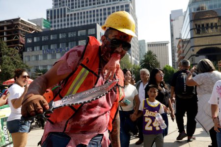 Téléchargez les photos : 21 octobre 2023, Mexico, Mexique : Des centaines de personnes déguisées en zombies participent à la marche des zombies à Mexico - en image libre de droit