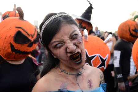 Foto de 21 de octubre de 2023, Ciudad de México, México: Participantes disfrazados de Zombies participan durante la Caminata Anual de Zombies en el centro de la Ciudad de México - Imagen libre de derechos