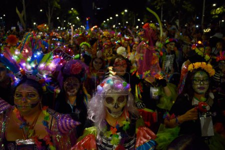Foto de 22 de octubre de 2023, Ciudad de México, México: Participantes vestidos como 'Catrina' participan durante el Mega Desfile Anual de Catrinas 2023 como parte de la celebración del Día de los Muertos en la Avenida Reforma - Imagen libre de derechos