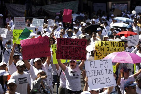 Téléchargez les photos : 22 octobre 2023, Mexico, Mexique : Des milliers de travailleurs de la branche judiciaire de la Fédération du Mexique défilent pour exiger que le gouvernement mexicain ne disparaisse pas de leurs fiducies. Mobilisation des travailleurs à Mexico - en image libre de droit