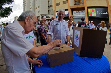 Foto de 22 de octubre de 2023, Zulia, Venezuela: Los votantes venezolanos asisten a las urnas del partido de oposición para elegir al candidato que se enfrentará al presidente Nicols Maduro en las elecciones presidenciales de 2024 - Imagen libre de derechos
