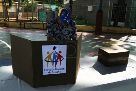 Foto de 22 de octubre de 2023, Zulia, Venezuela: Los votantes venezolanos asisten a las urnas del partido de oposición para elegir al candidato que se enfrentará al presidente Nicols Maduro en las elecciones presidenciales de 2024 - Imagen libre de derechos