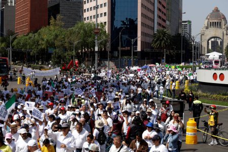 Foto de 22 de octubre de 2023, Ciudad de México, México: Miles de trabajadores del Poder Judicial de la Federación de México marchan para exigir que el Gobierno de México no desaparezca sus fideicomisos. Movilización de trabajadores en Ciudad de México - Imagen libre de derechos